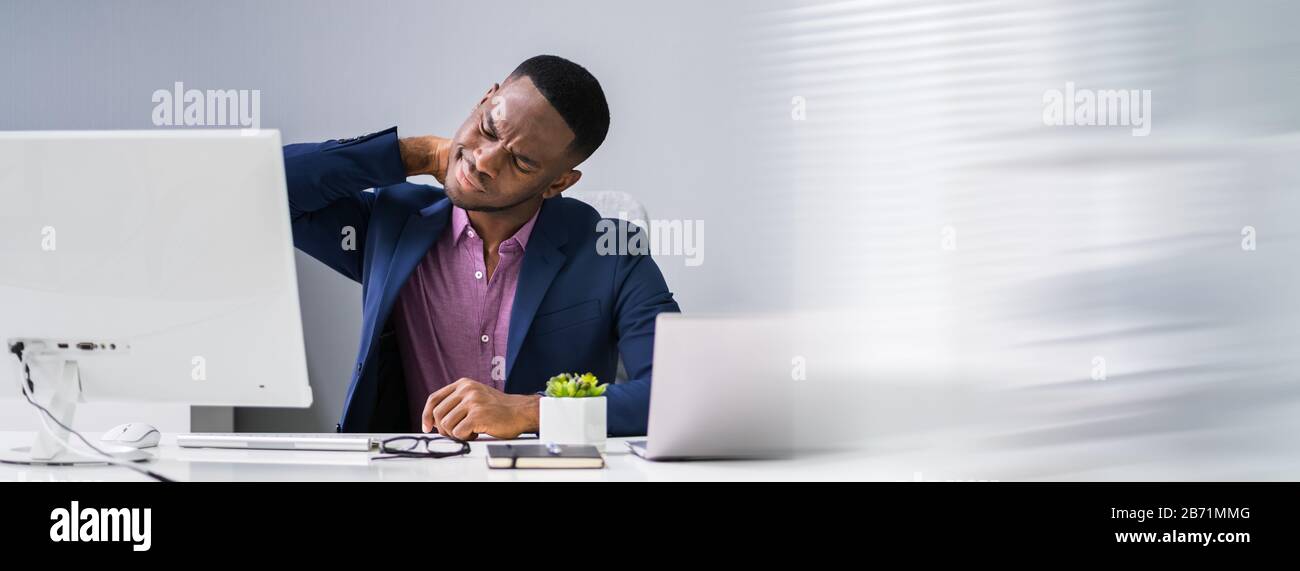 Businessman souffrant de douleur au cou à 24 Banque D'Images