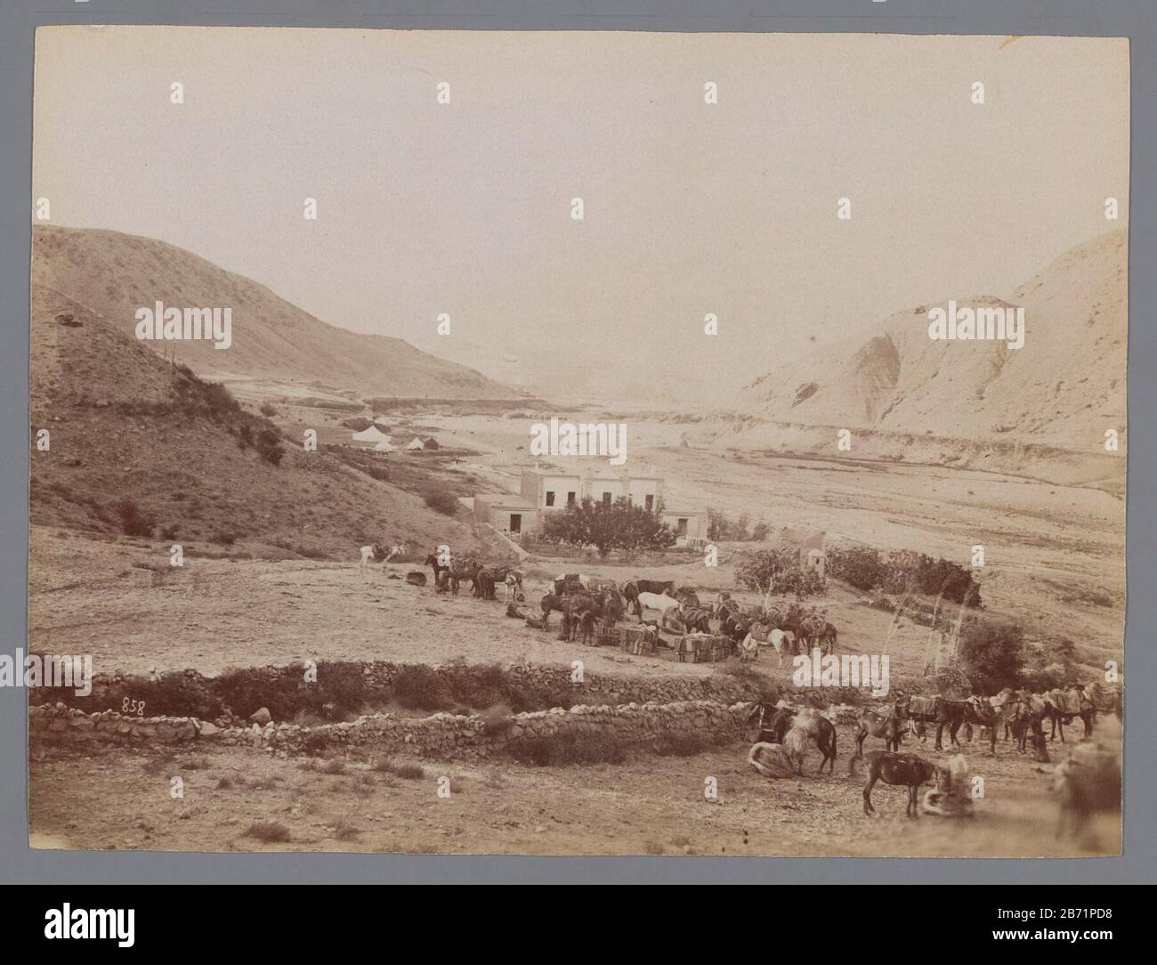 Landschap, la route de Rescht, Paitchenar , paysage iranien entouré de montagnes, avec quelques maisons et chevaux de pâturage, Iran. Fabricant : Photographe: Antoine Sevruguin (attribué à) Lieu de fabrication: Iran Date: CA . 1885 - c 1910 Caractéristiques physiques: Albumen matière d'impression: Papier technique: Albumen dimensions d'impression: Photo: H 155 mmb 208 mmOnderwerp Banque D'Images