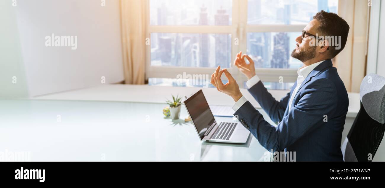 Homme D'Affaires Assis Sur La Chaise Méditant Au Bureau Banque D'Images