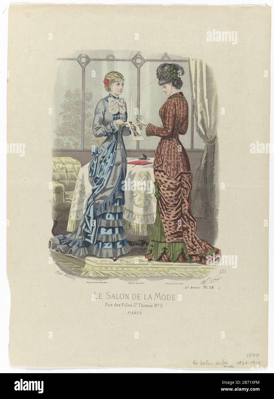 Deux Femmes Dans L Interieur Une Femme Montre Un Dessin La Femme De Gauche Est Vetue