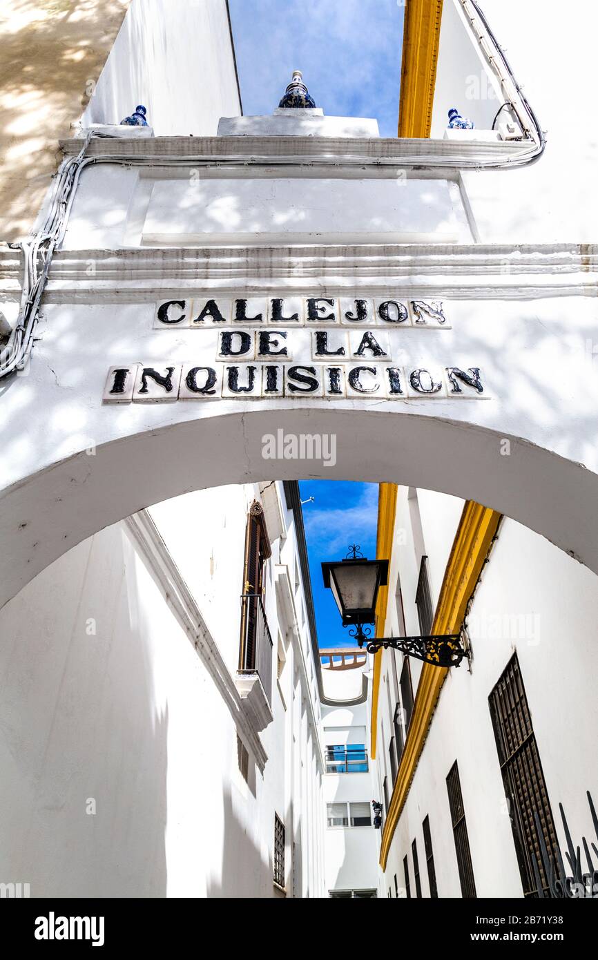 Ruelle blanchies à la chaux dans le quartier de Triana, Callejon de la Inquisicion Séville, Andalousie, Espagne Banque D'Images