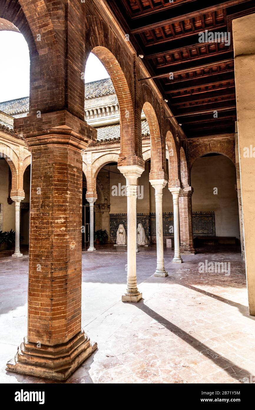 Musée andalou d'art contemporain (Centro Andaluz de Arte Contemporáneo) dans un ancien monastère de Santa Maria de las Cuevas, Séville, Espagne Banque D'Images