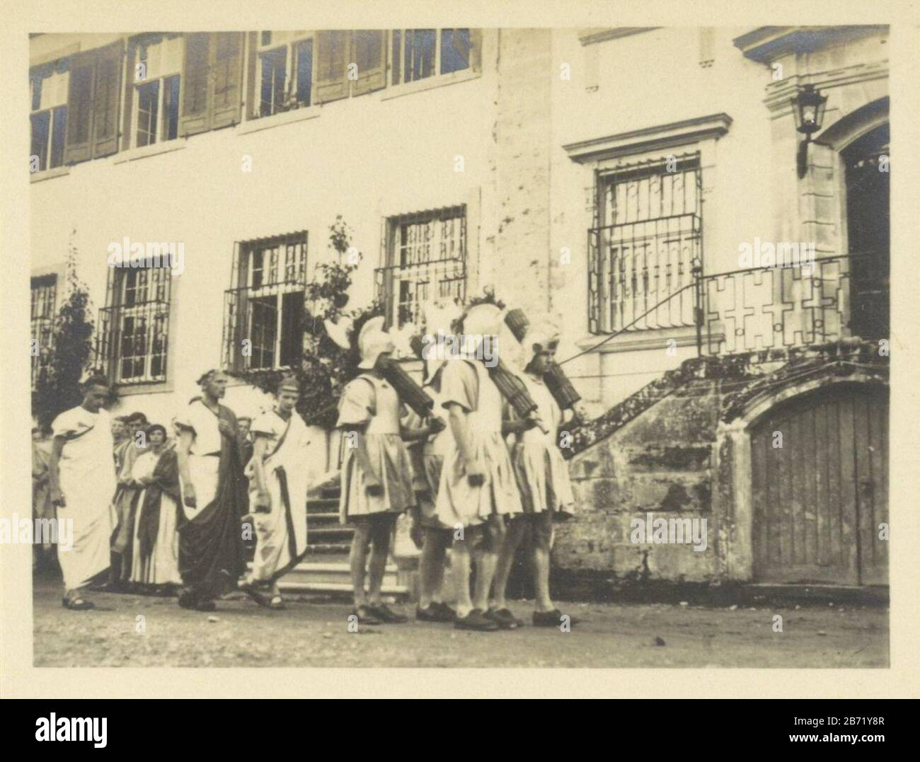 Leerlingen van Schule Schloss Salem tijdens een dramatique uitvoering partie De l'album Schule Schloss Salem. Fabricant : Photographe: Fabrication anonyme de lieux: Salem Dating: CA. 1929 Caractéristiques physiques: Gélatine argent imprimé matériel: Papier technique: Gélatine argent imprimer dimensions: Photo: H 87 mm × W 113 mm Sujet éducation performance théâtre historique de costume, spectacle théâtral où: SalemWie: Schule Schloss Salem Banque D'Images