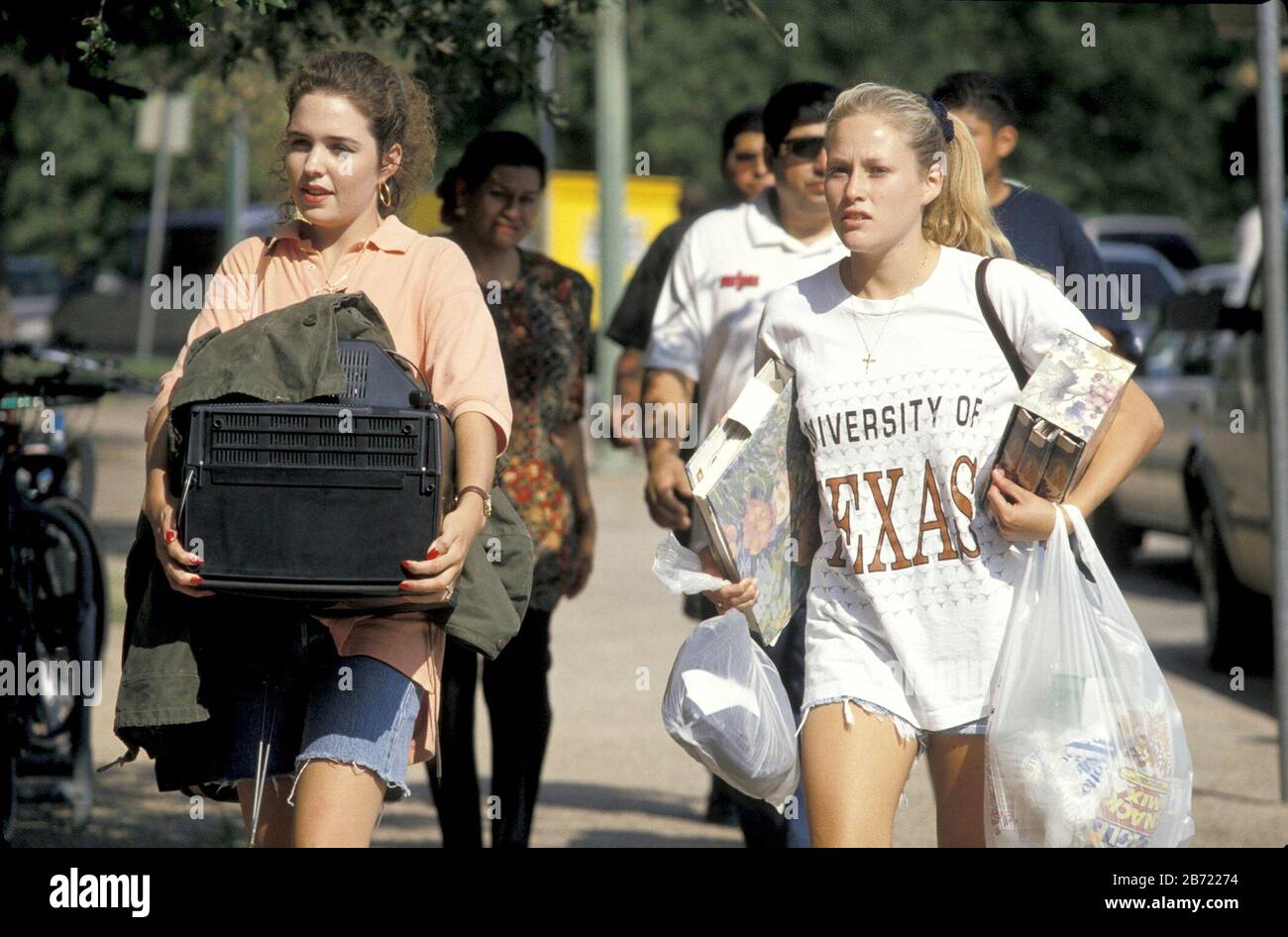 Austin Texas USA: Les étudiants de l'Université du Texas portent leurs effets personnels lorsqu'ils se déplacent dans les dortoirs au début du semestre d'automne. ©Bob Daemmrich Banque D'Images
