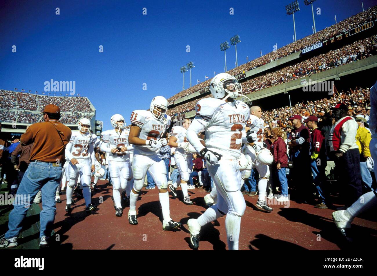 College Station, Texas, États-Unis, novembre 26 1999 : les joueurs de football de l'université du Texas quittent le terrain après avoir perdu leur rival Texas A&M à Kyle Field dans un jeu d'émotions juste les jours after12 étudiants actuels et anciens Étudiants A&M sont morts en construisant la pile de billes brûlées dans le traditionnel Aggie Bonfire. ©Bob Daemmrich Banque D'Images