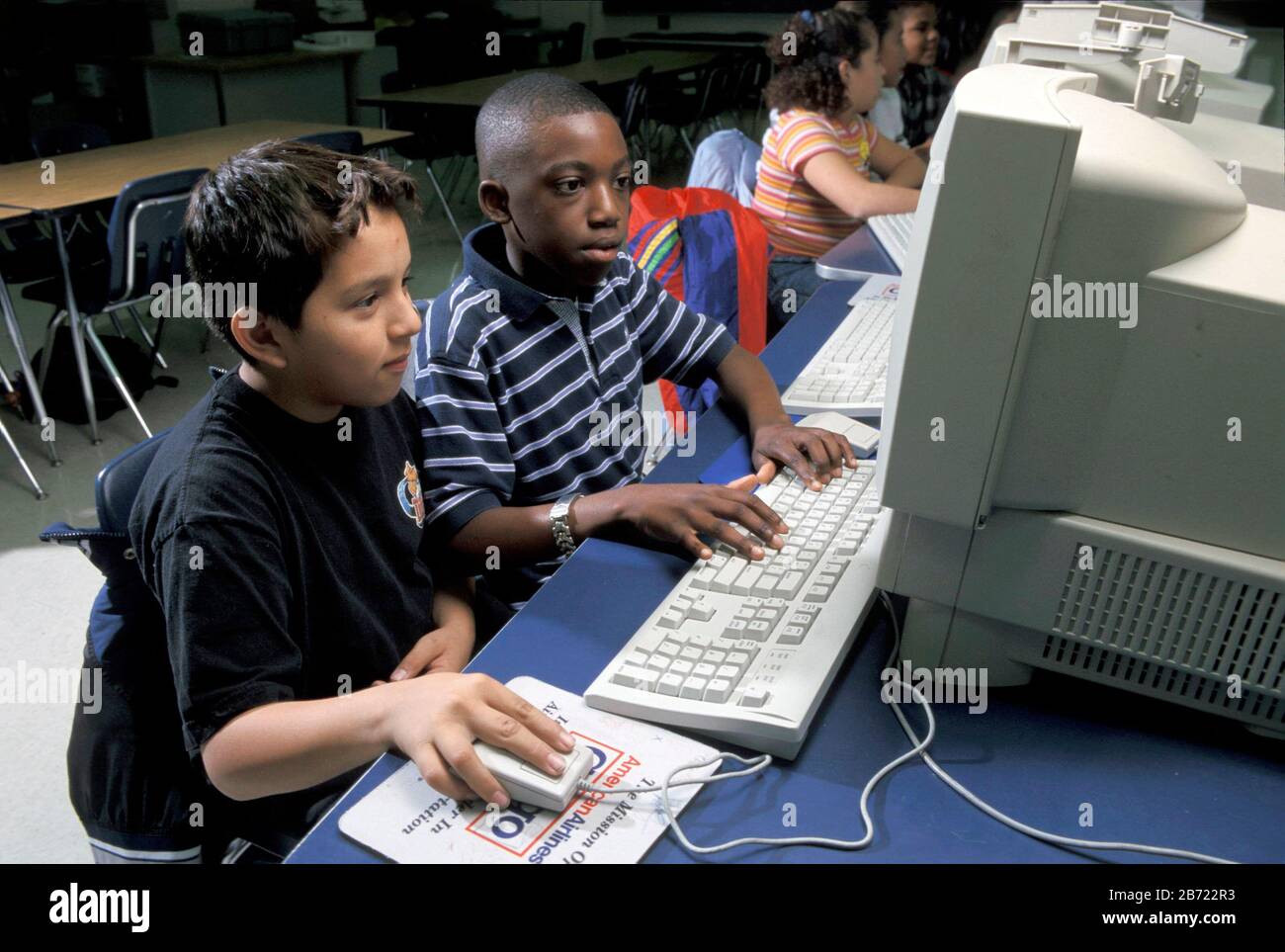 Austin, Texas USA, 2000 élèves de la Mindez Junior High School travaillant dans un laboratoire d'informatique. ©Bob Daemmrich Banque D'Images