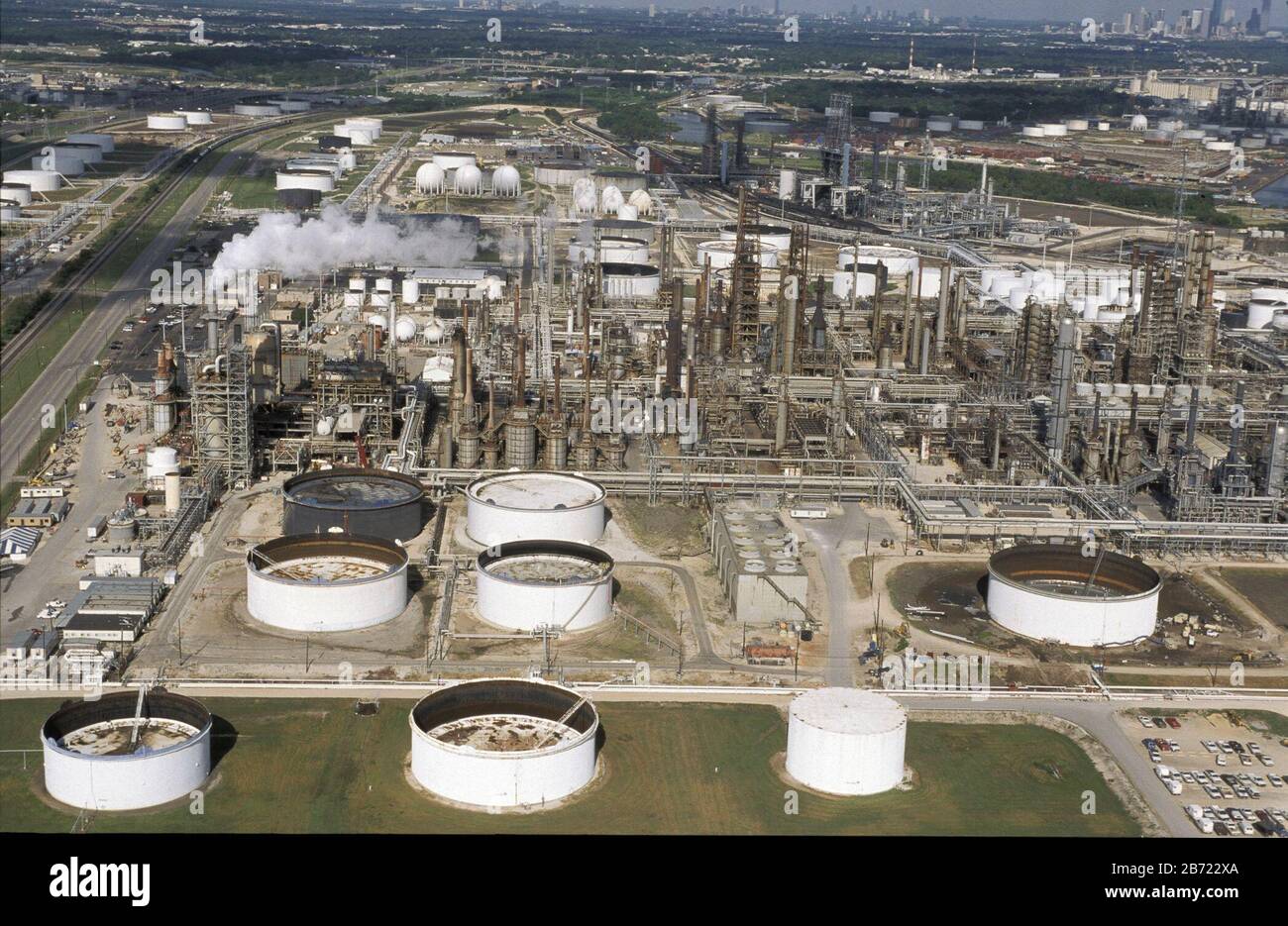Houston, Texas USA, août 2001 : vue aérienne des usines pétrochimiques et des installations de stockage de produits chimiques le long de la Houston Ship Channel. ©Bob Daemmrich Banque D'Images