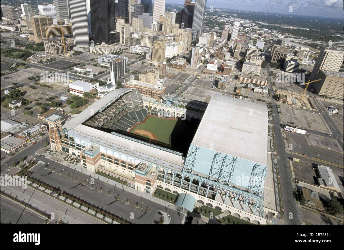 Houston, Texas, États-Unis, août 2001 : antenne de l'horizon du centre-ville avec stade de base-ball de la ligue majeure Enron Field (maintenant minute Maid Park) en premier plan avec toit escamotable ouvert. ©Bob Daemmrich Banque D'Images