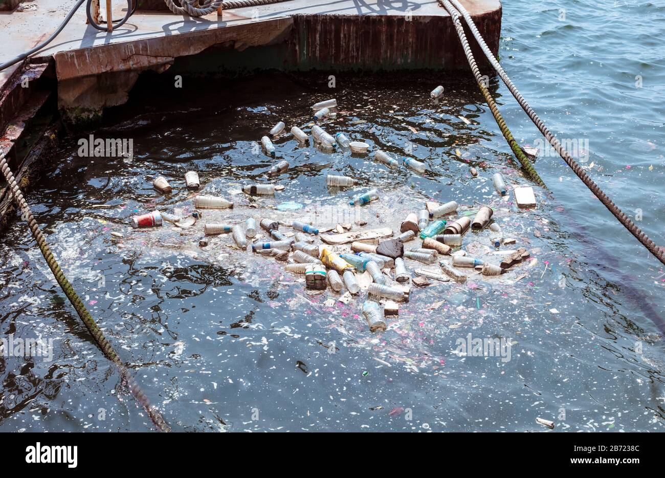 bouteilles en plastique, sacs, déchets flottants dans l'eau. Concept de pollution de l'eau de mer. Crise de la pollution plastique Banque D'Images