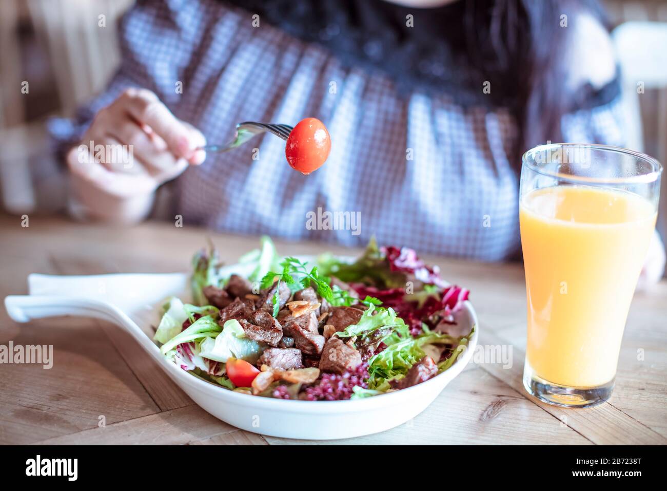 Salade savoureuse avec steak grillé Banque D'Images