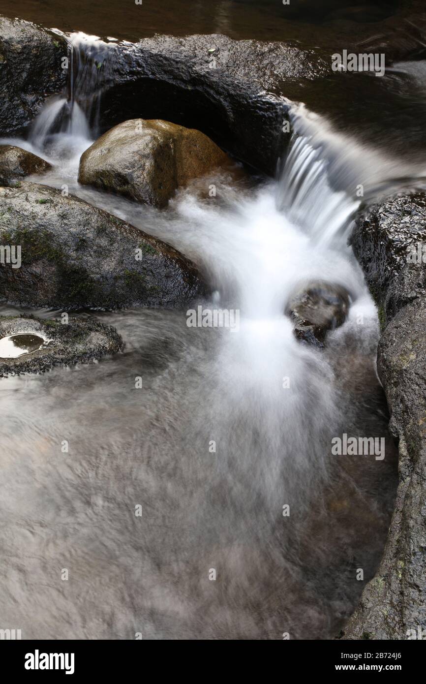 Chute d'eau sur les rochers. Vertical Banque D'Images