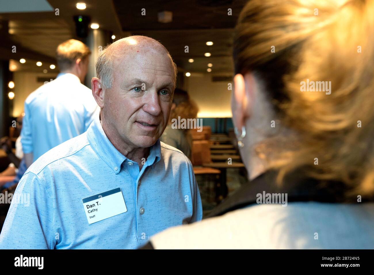 Atlanta, Géorgie, États-Unis. 6 février 2020. DaN Cathy salue l'épouse d'un exploitant de restaurant lors d'une réunion annuelle des opérateurs et du personnel de partout au pays. Cathy est présidente, présidente et chef de la direction de la chaîne de restauration rapide Chick-fil-A, fondée et élargie par son père, S. Truett Cathy. Il a une valeur nette de 6,6 milliards de dollars en mai 2019. Crédit: Robin Rayne/Zuma Wire/Alay Live News Banque D'Images