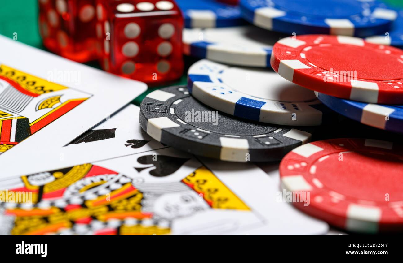 Jetons de poker, cartes de jeu et dés sur un backgrorund vert. Jeu Banque D'Images