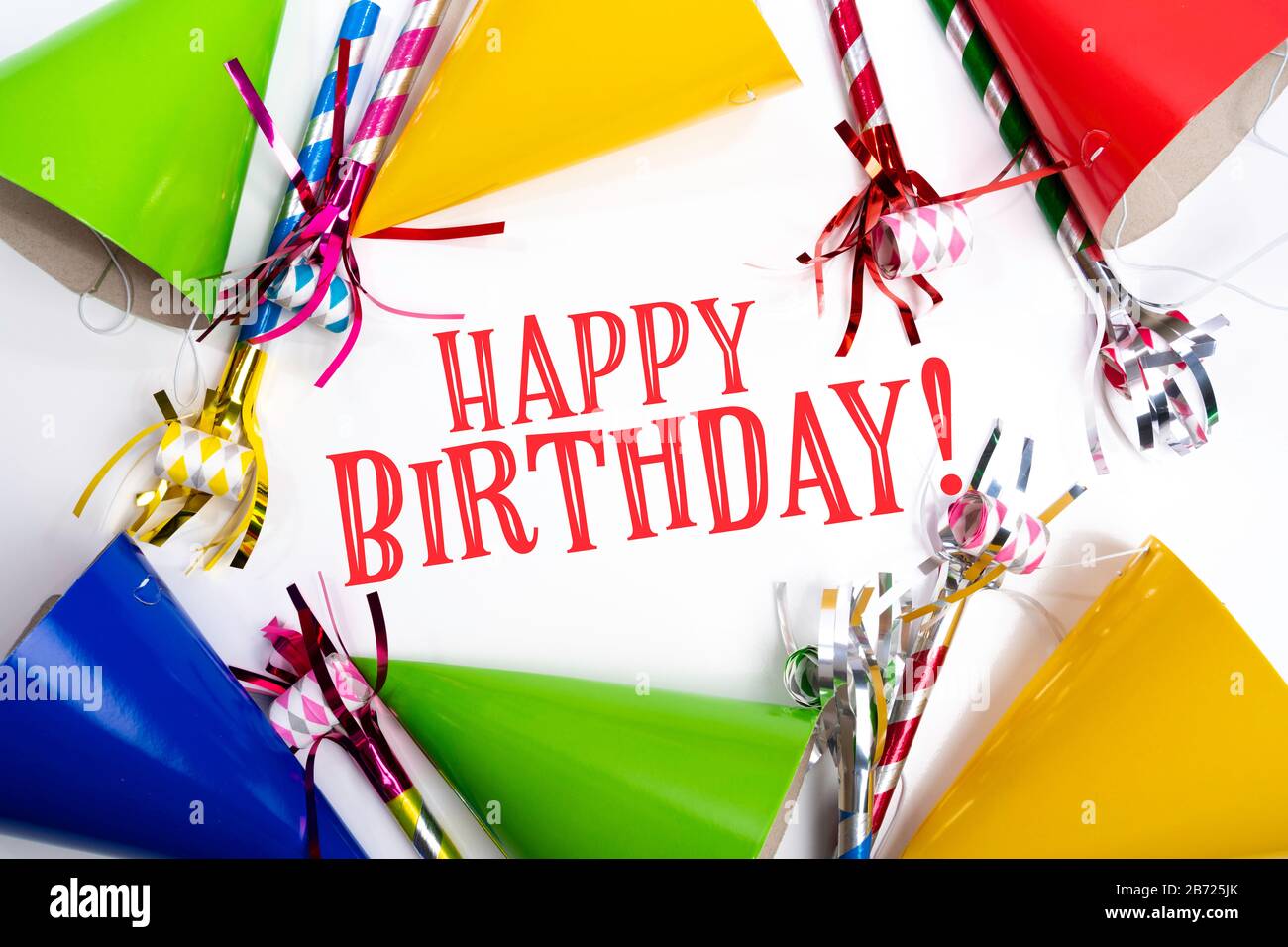 Chapeaux d'anniversaire et normâles sur fond blanc Banque D'Images