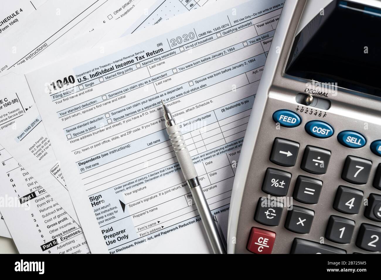 Formulaires d'impôt des États-Unis avec calculatrice Banque D'Images