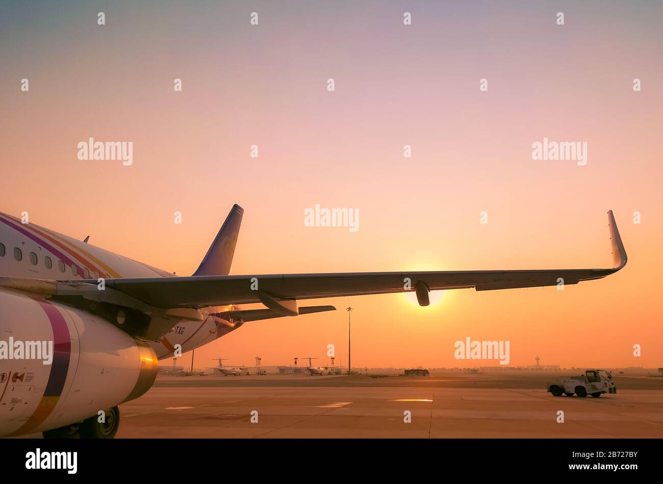 Bangkok, THAÏLANDE-FEBUARY 20, 2020 : Thai Smile Airways. Avion passager stationné à l'aéroport de Suvarnabhumi. Gros plan aile d'avion avec ciel doré de lever de soleil Banque D'Images