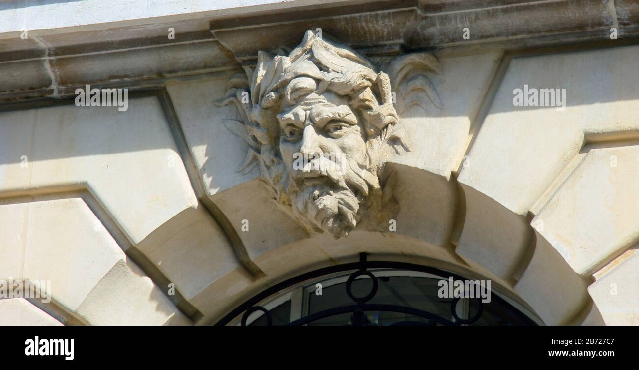 Fenestra encadrée à l'époque médiévale, romane et gothique l'architecture classique - élément de fenêtre : Fenêtre coupe-bordures, doublure de coude, casement Banque D'Images