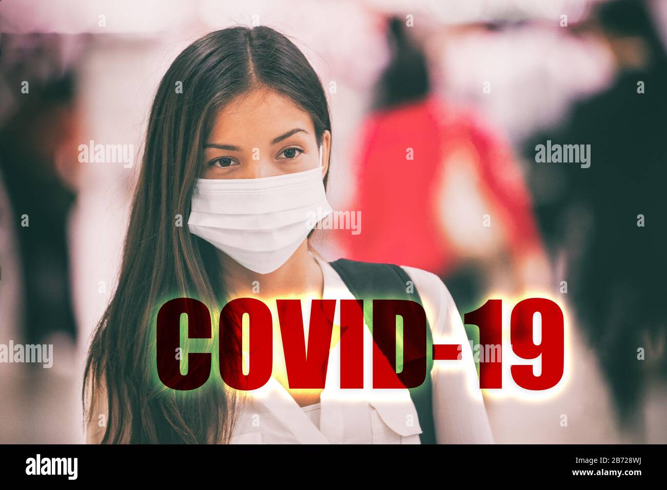 COVID-10 signe avec un texte d'en-tête sur la femme asiatique chinoise touriste portant le masque chirurgical de visage comme protection pour Coronavirus pendant le voyage à l'aéroport. Banque D'Images