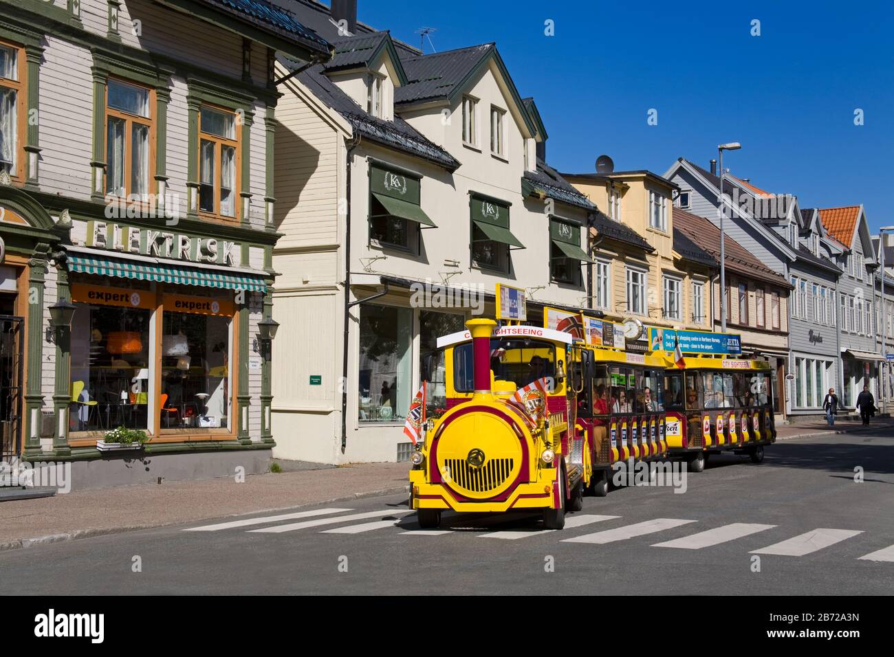 Train Sur La Rue Storgata, Tromso City, Comté De Troms, Norvège, Scandinavie Banque D'Images