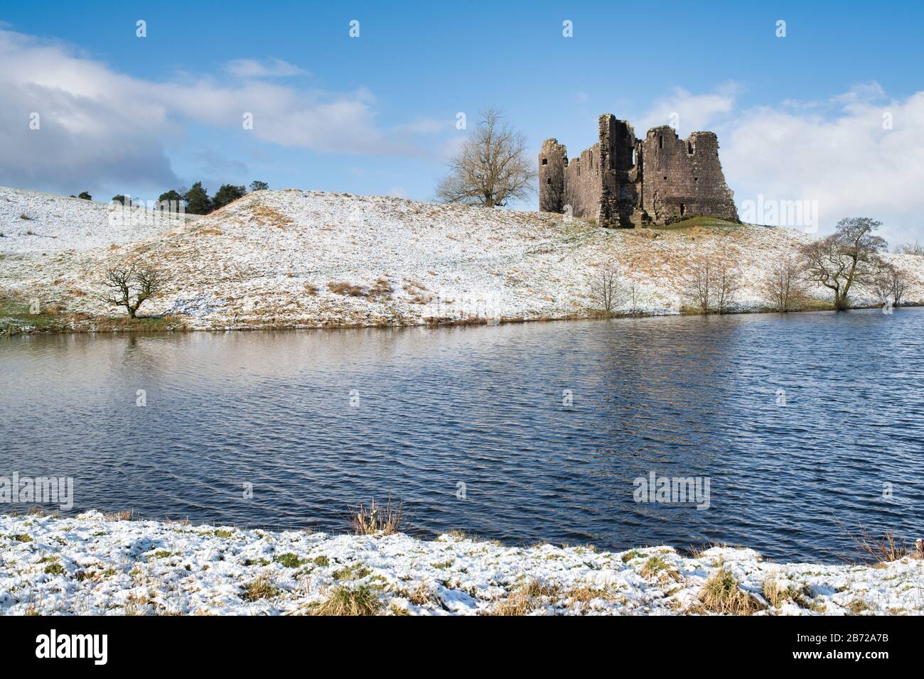 Château de Morton dans la neige d'hiver dans les collines au-dessus de Nithsdale. Dumfries et Galloway, frontières écossaises, Écosse Banque D'Images