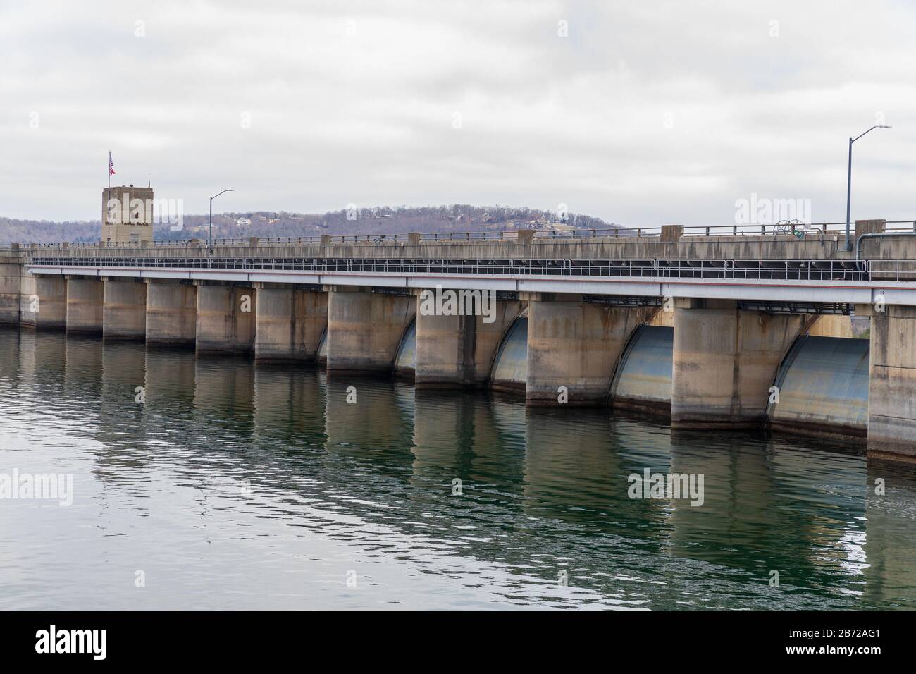 Branson, Mo / USA - 10 mars 2020: Barrage de Table Rock sur la rivière White, complété en 1958 par le corps d'ingénieurs de l'armée américaine, a créé Table Rock Lake Banque D'Images