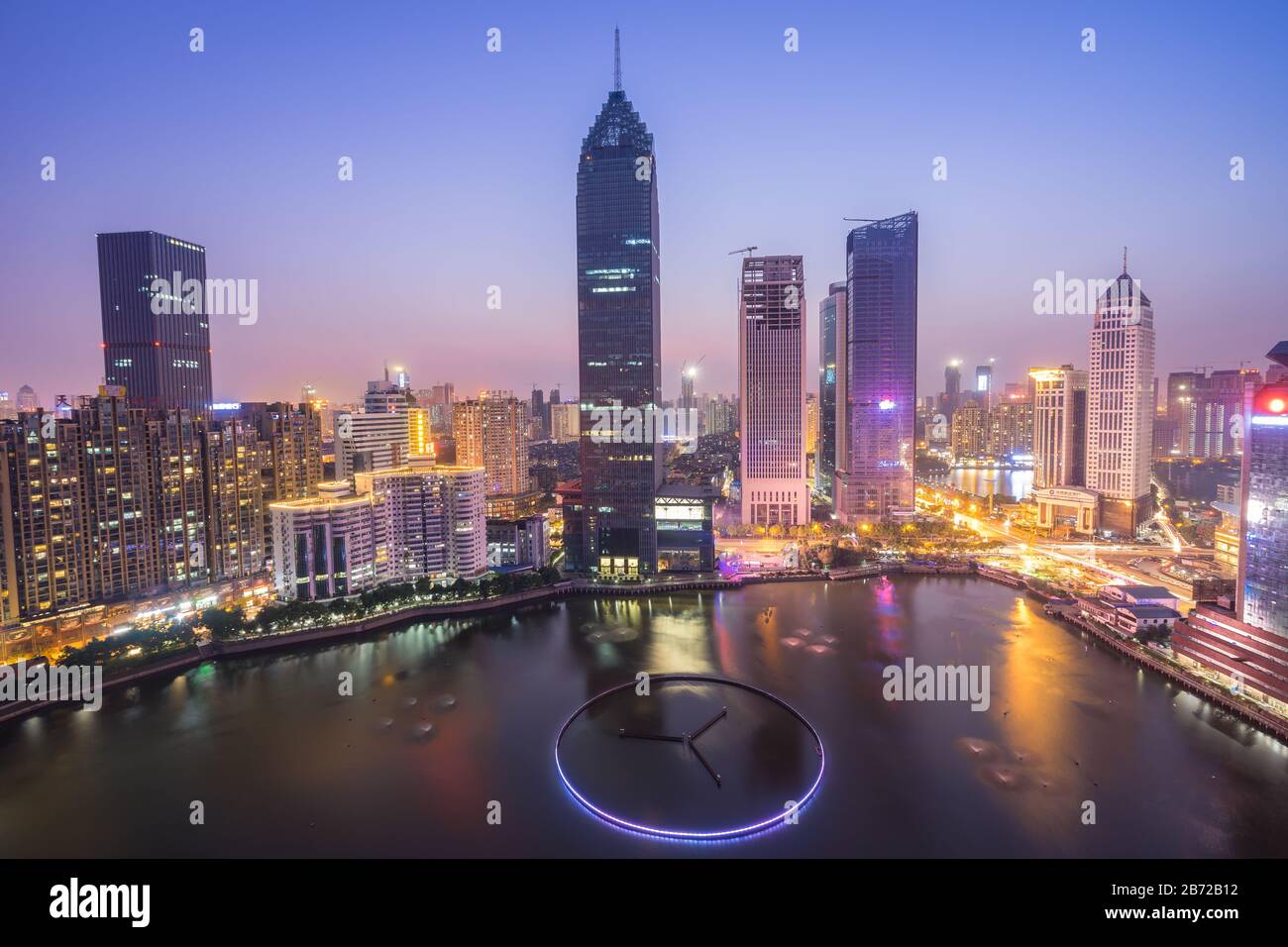 Vue aérienne de nuit du quartier financier de Wuhan, Hubei, Chine.concept financier Banque D'Images