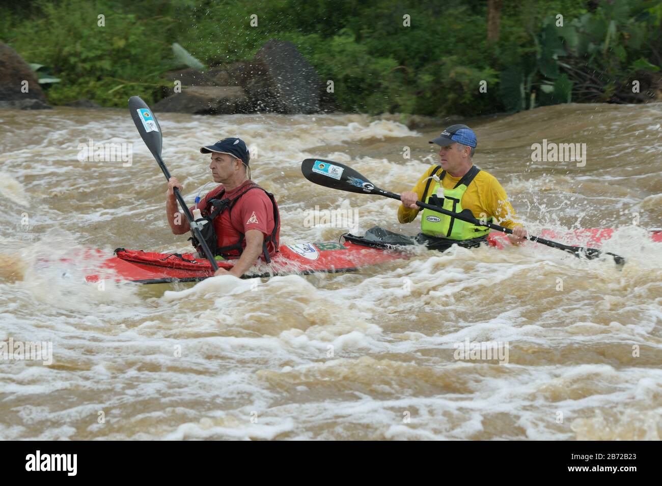 Durban, Afrique du Sud, les gens, 2 hommes adultes âgés pagayant le kayak en compétition, Marathon de canoë Duzi 2020, action, flou de mouvement, contient des logos, fitness Banque D'Images