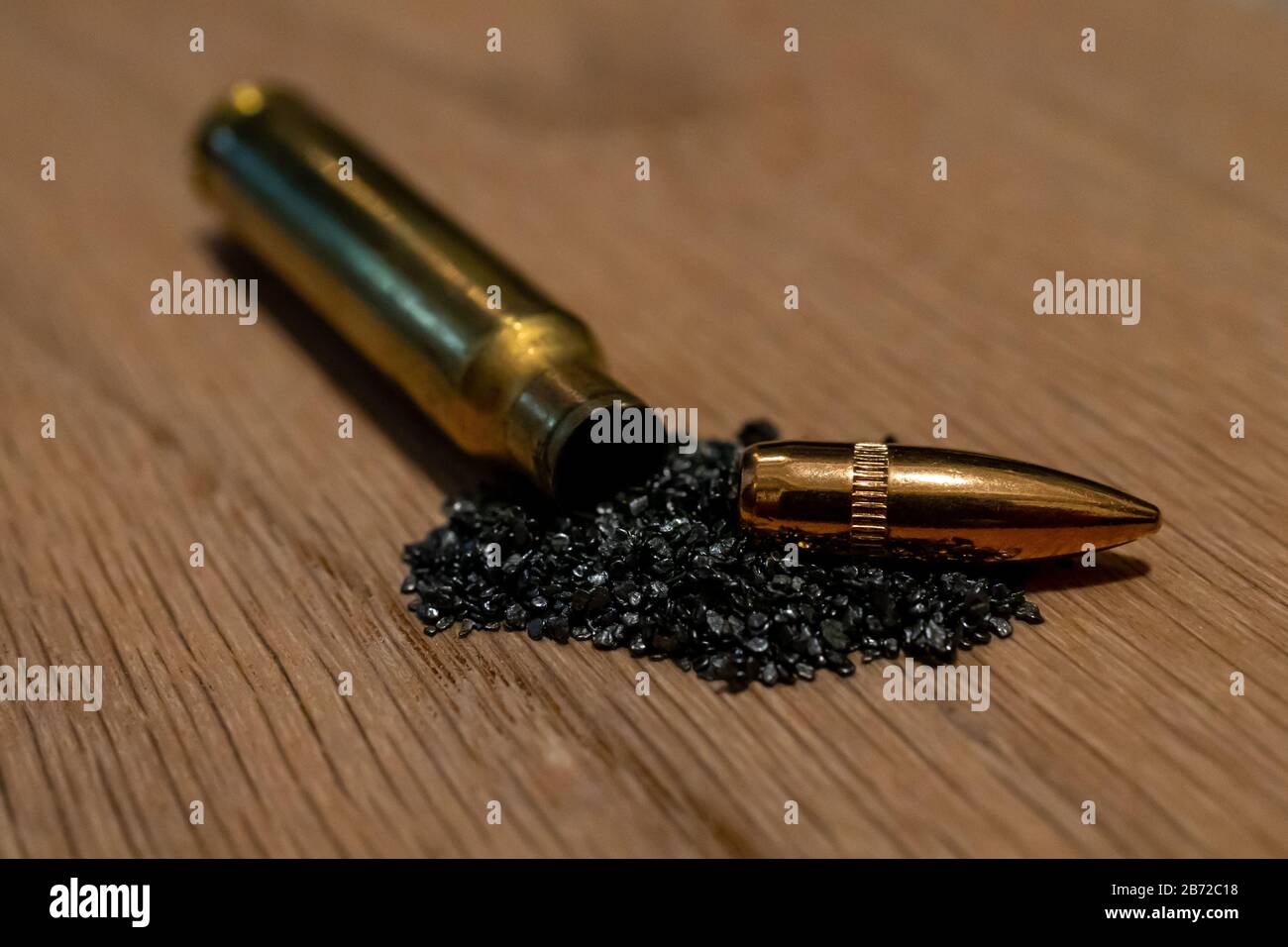Photo macro de munitions de fusil qui a été démonté dans les principaux composants Banque D'Images