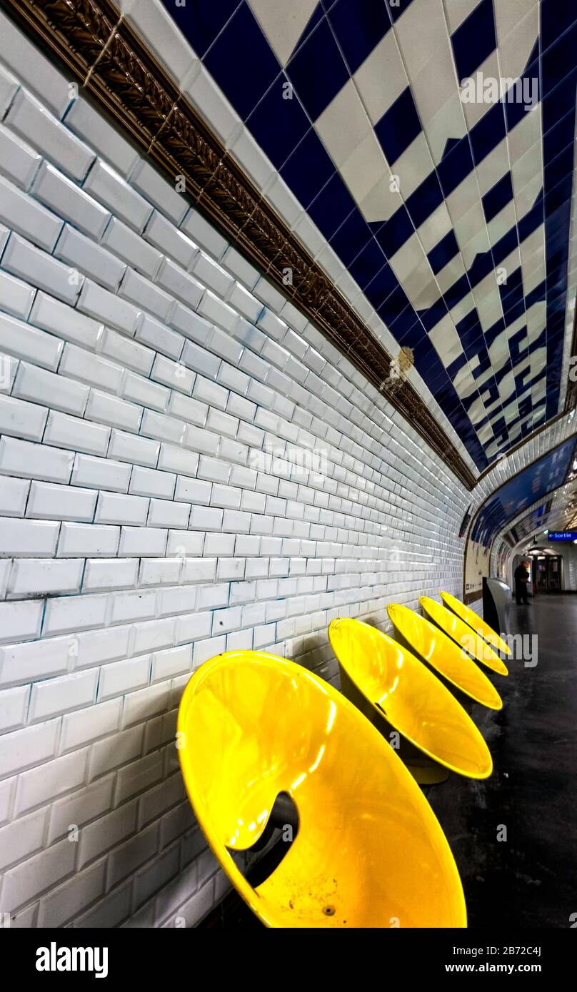 Chaises jaunes lumineuses pour passagers sur une plate-forme vide à la  station de métro Abbesses, Montmartre, rive droite, Paris, France, Europe,  couleur Photo Stock - Alamy