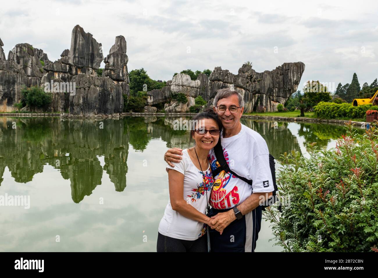 Un couple visite la forêt de pierre, une merveille géologique de calcaire à Kunming, Yunnan, Chine et a été désigné site du patrimoine mondial de l'UNESCO. Banque D'Images
