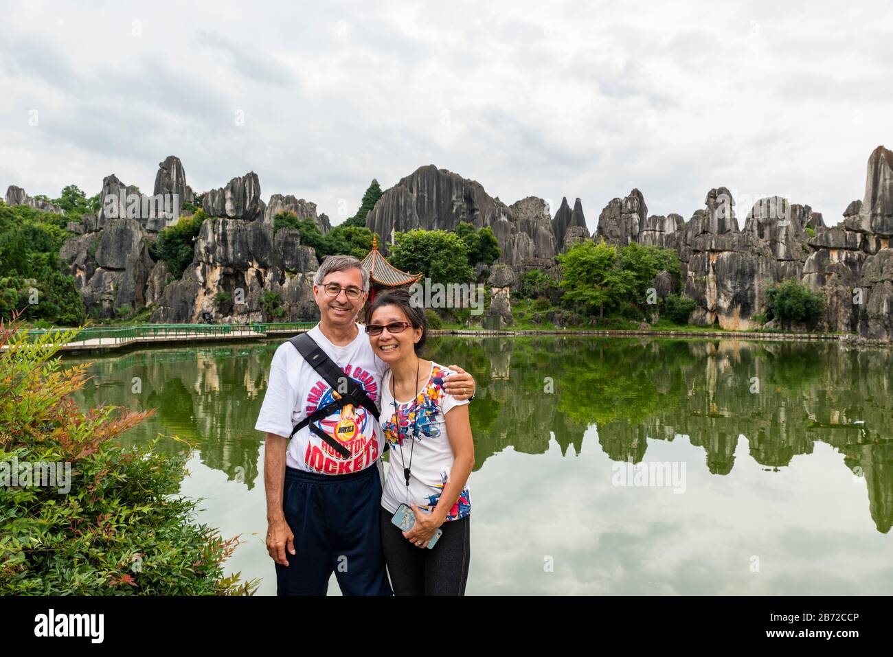 Un couple visite la forêt de pierre, une merveille géologique de calcaire à Kunming, Yunnan, Chine et a été désigné site du patrimoine mondial de l'UNESCO. Banque D'Images