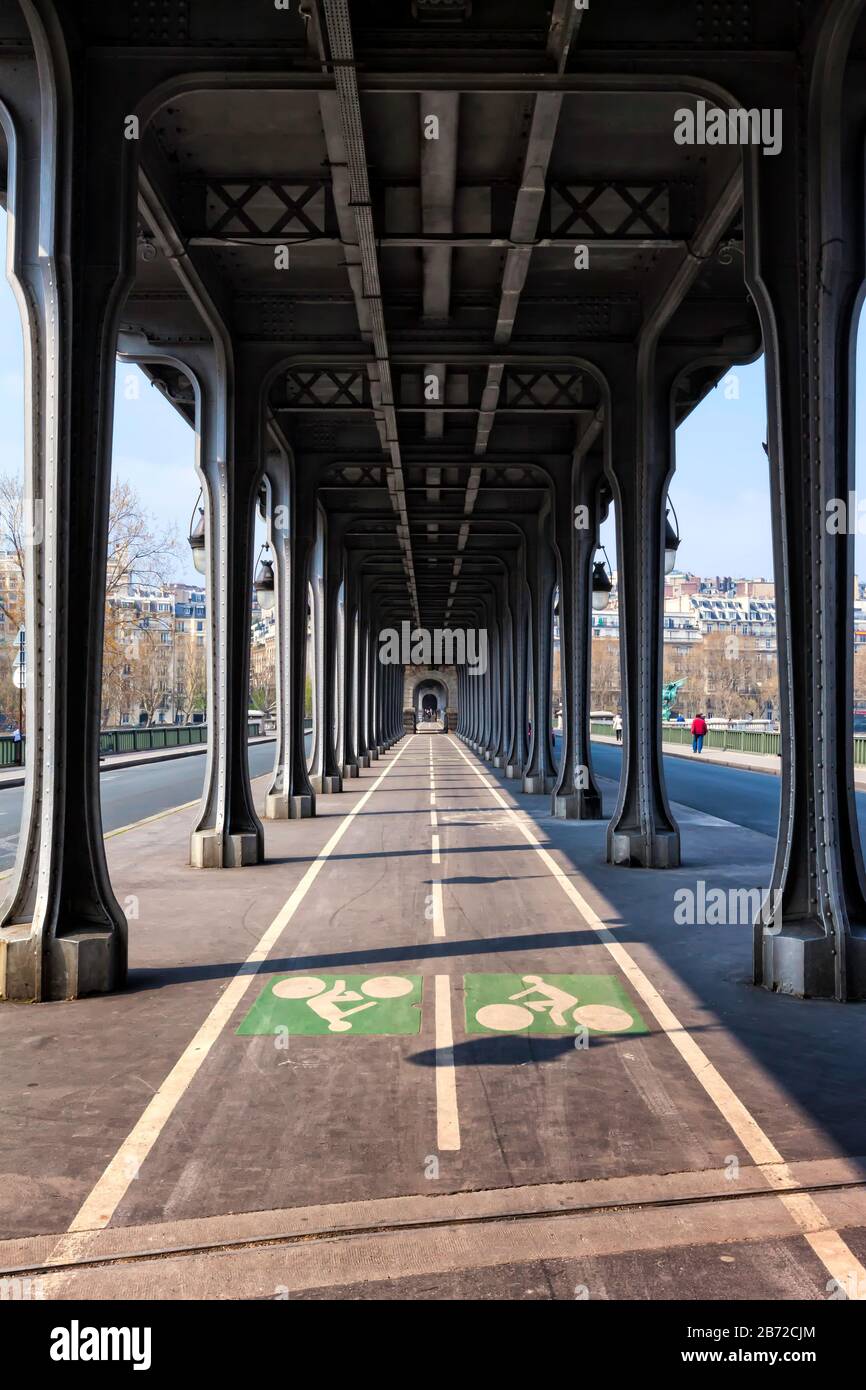 Piste cyclable sous Pont de Bir-Hakeim (anciennement Pont de Passy), Paris, France, Europe, couleur Banque D'Images