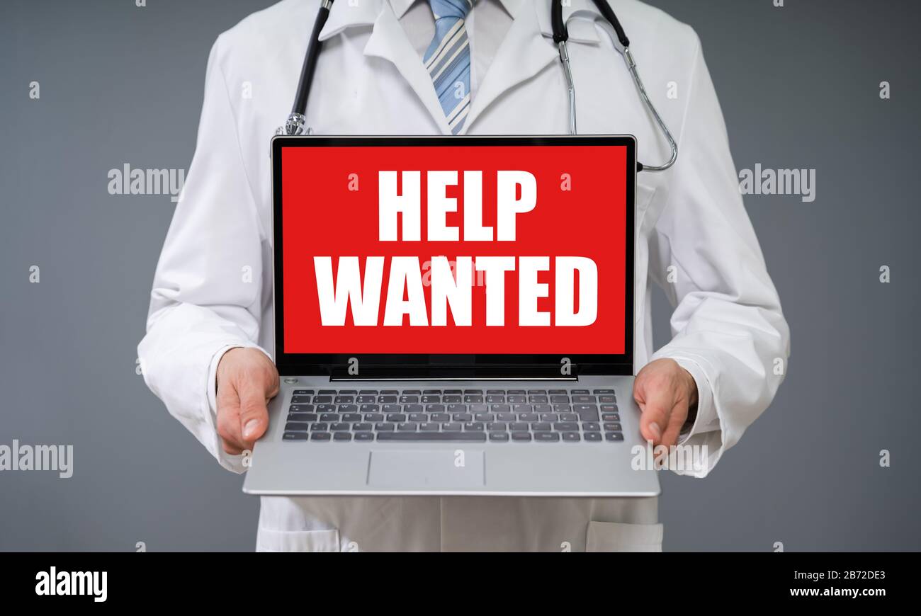 Gros Plan D'Un Ordinateur Portable Doctor Holding Avec Écran Aide Souhaitée Banque D'Images