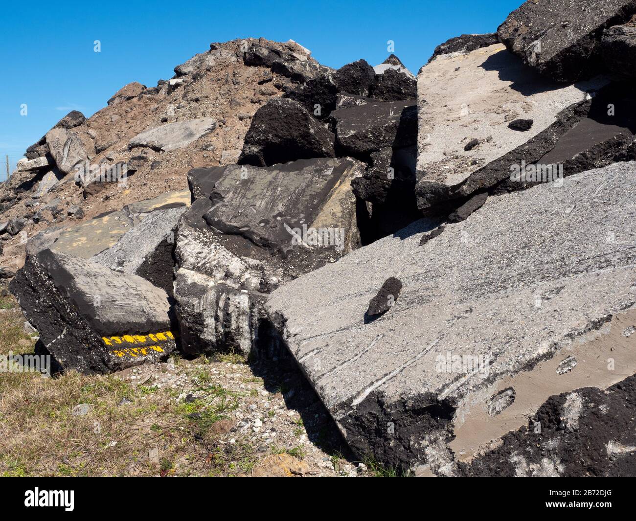 Montagnes d'asphalte, chaussée en béton, chaussée et débris de stationnement au site de débris de démolition de route Banque D'Images
