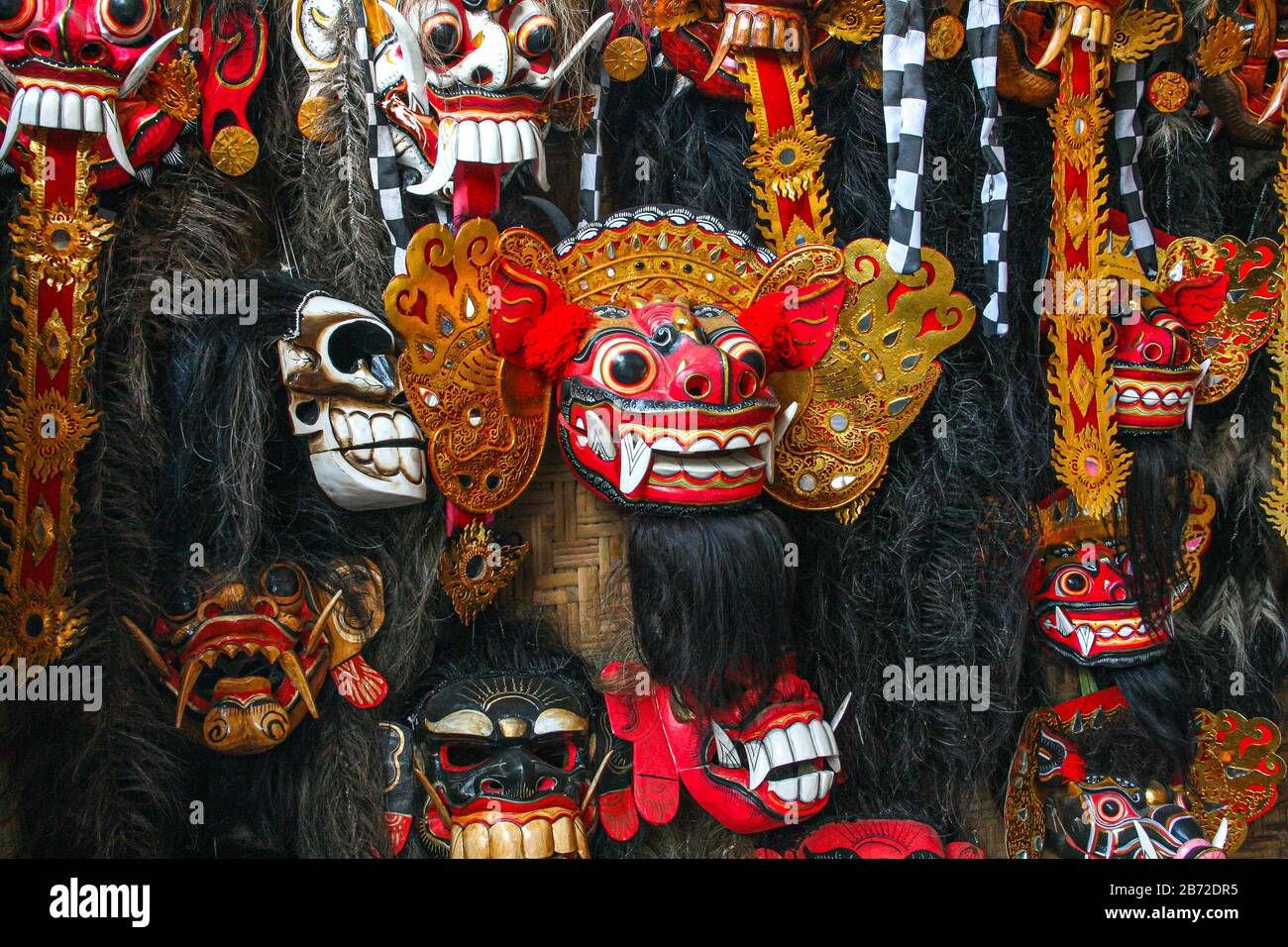 Gros plan sur les masques barong indonésiens dans une boutique de souvenirs Banque D'Images