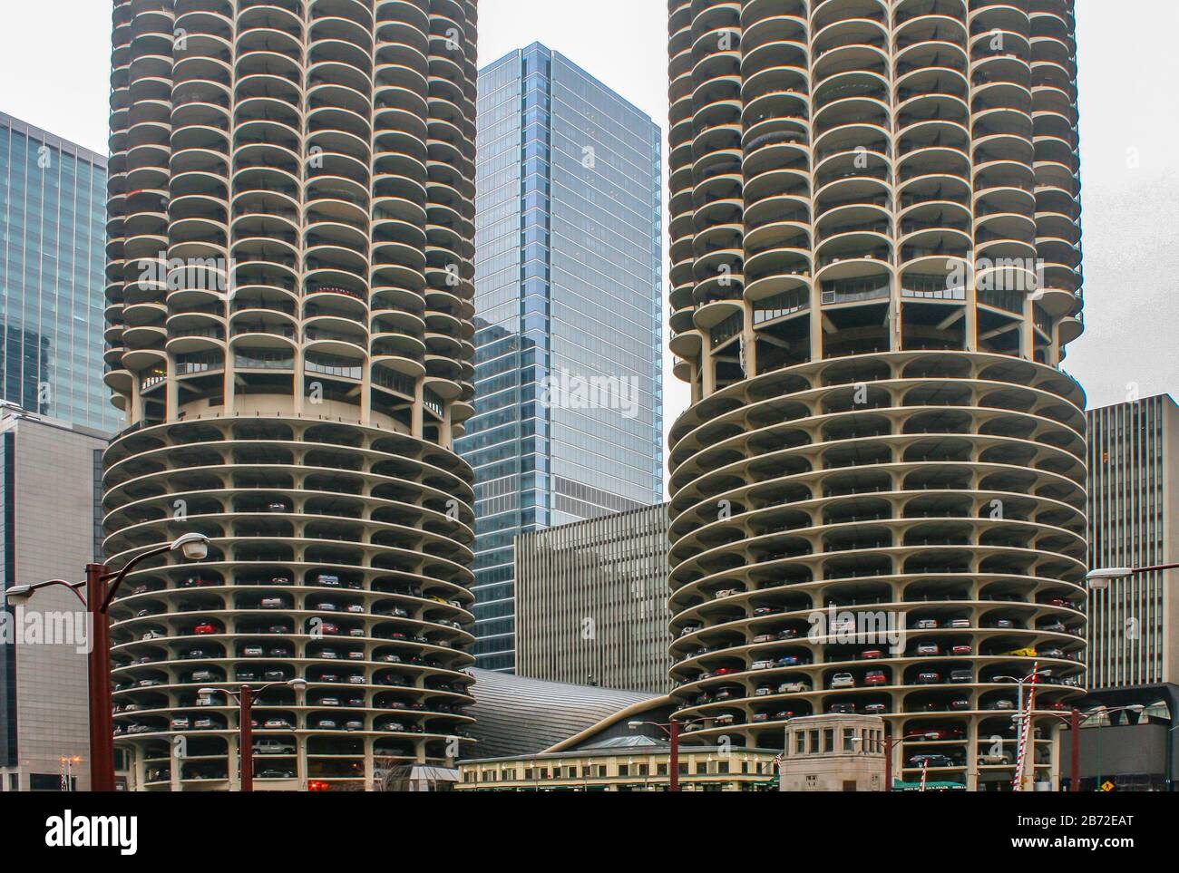 Chicago, Illinois, États-Unis - 21 février 2010 : tours de stationnement et immeubles de bureaux dans le centre-ville de Chicago Banque D'Images