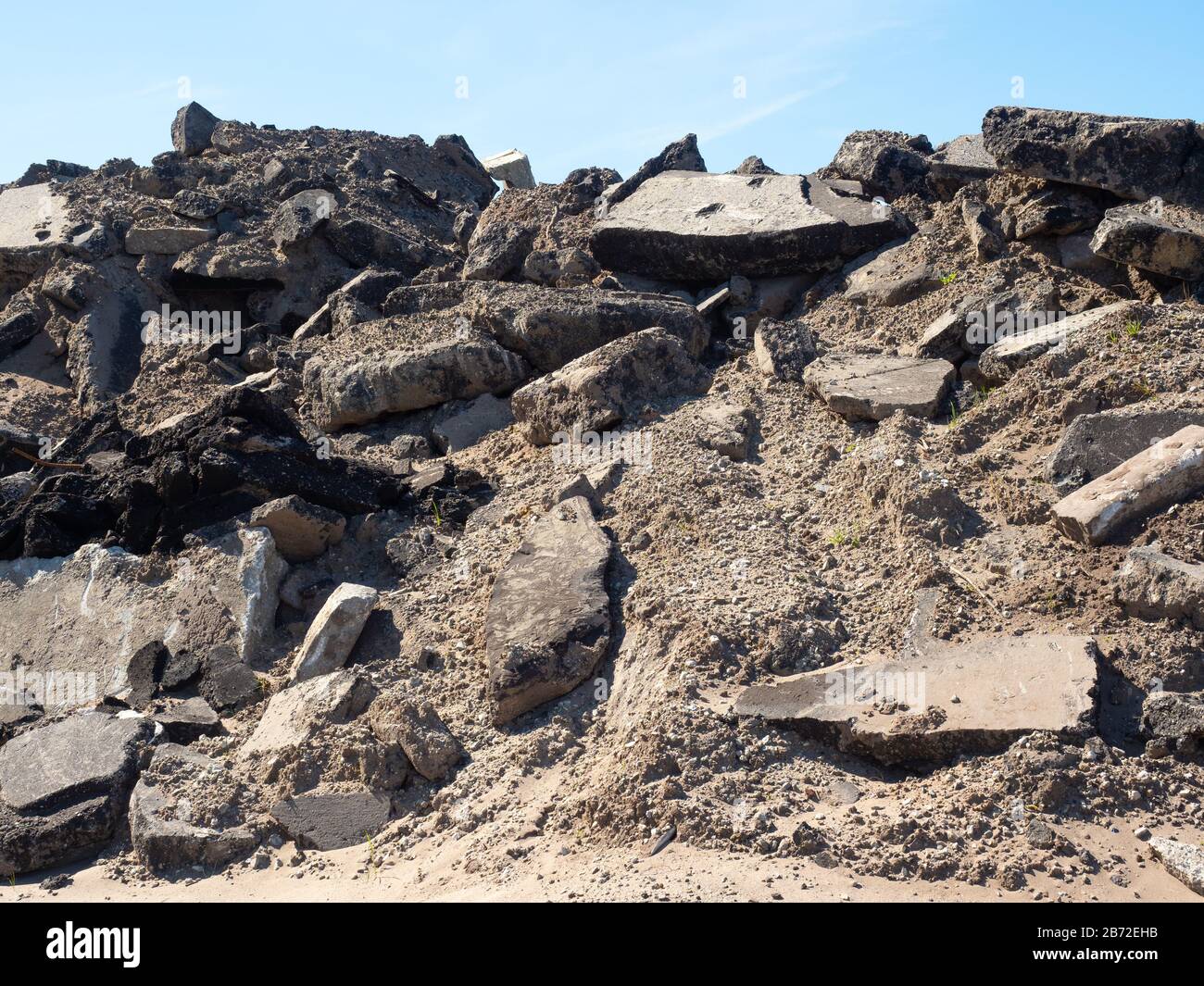 Montagne d'asphalte et de béton roadbed, débris de stationnement, ruble pile, site de démolition de route, énormes sections de béton, asphalte, gravier et sable Banque D'Images
