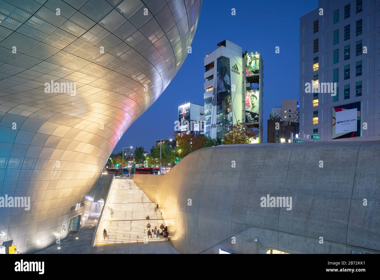 Dongdaemun Design Plaza au crépuscule, Séoul, Corée du Sud Banque D'Images