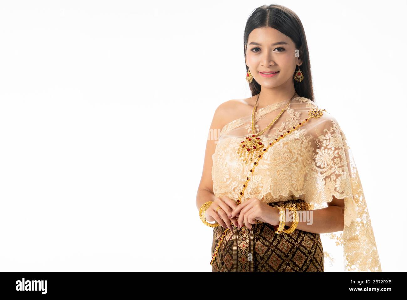 Belle femme thaïlandaise portrait s'habiller en costume thaïlandais traditionnel sur fond blanc. Concept culturel thaïlandais. Banque D'Images