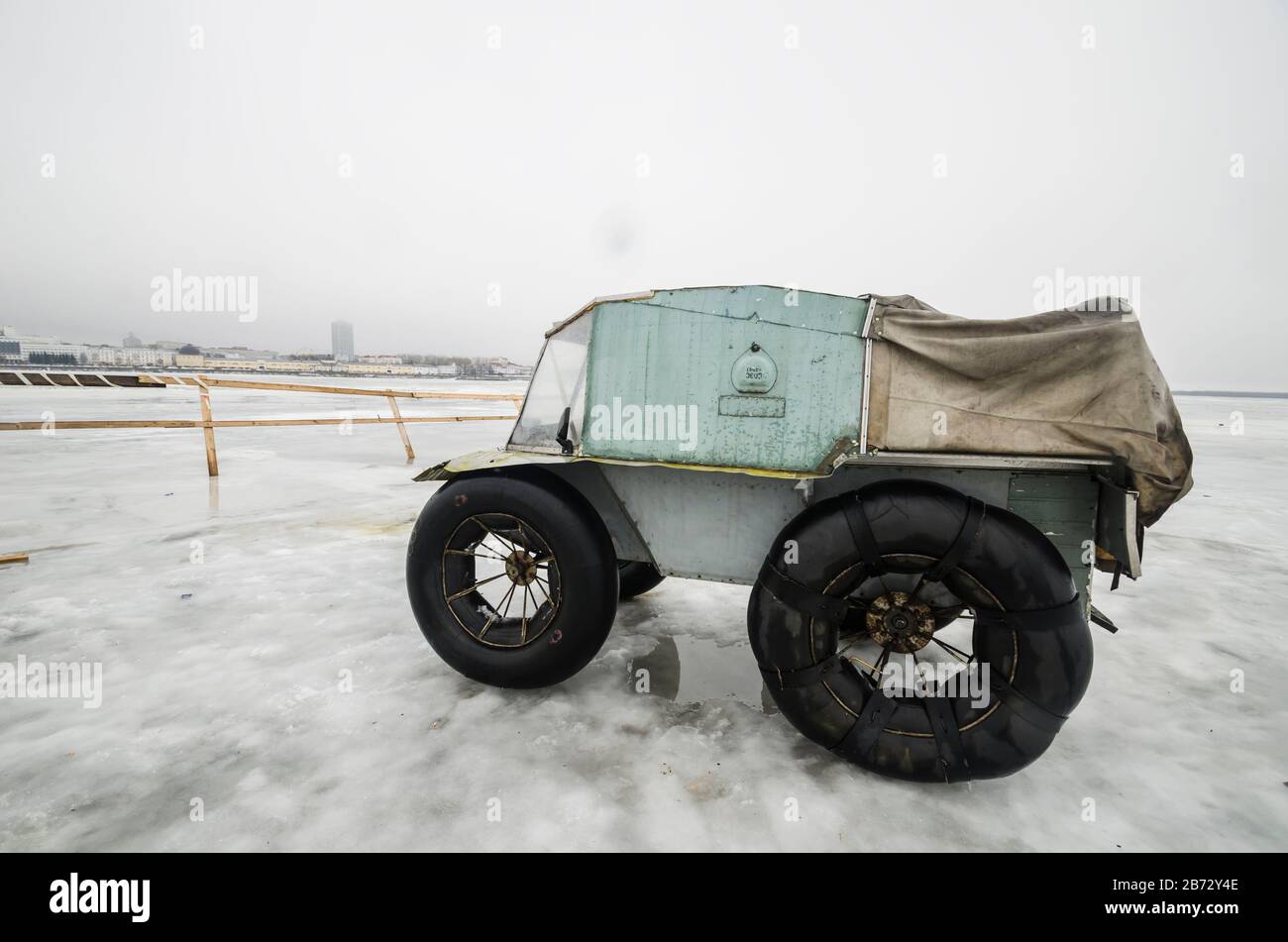 Véhicule tout-terrain fait maison sur de grandes roues. Russie, Dvina du Nord Banque D'Images