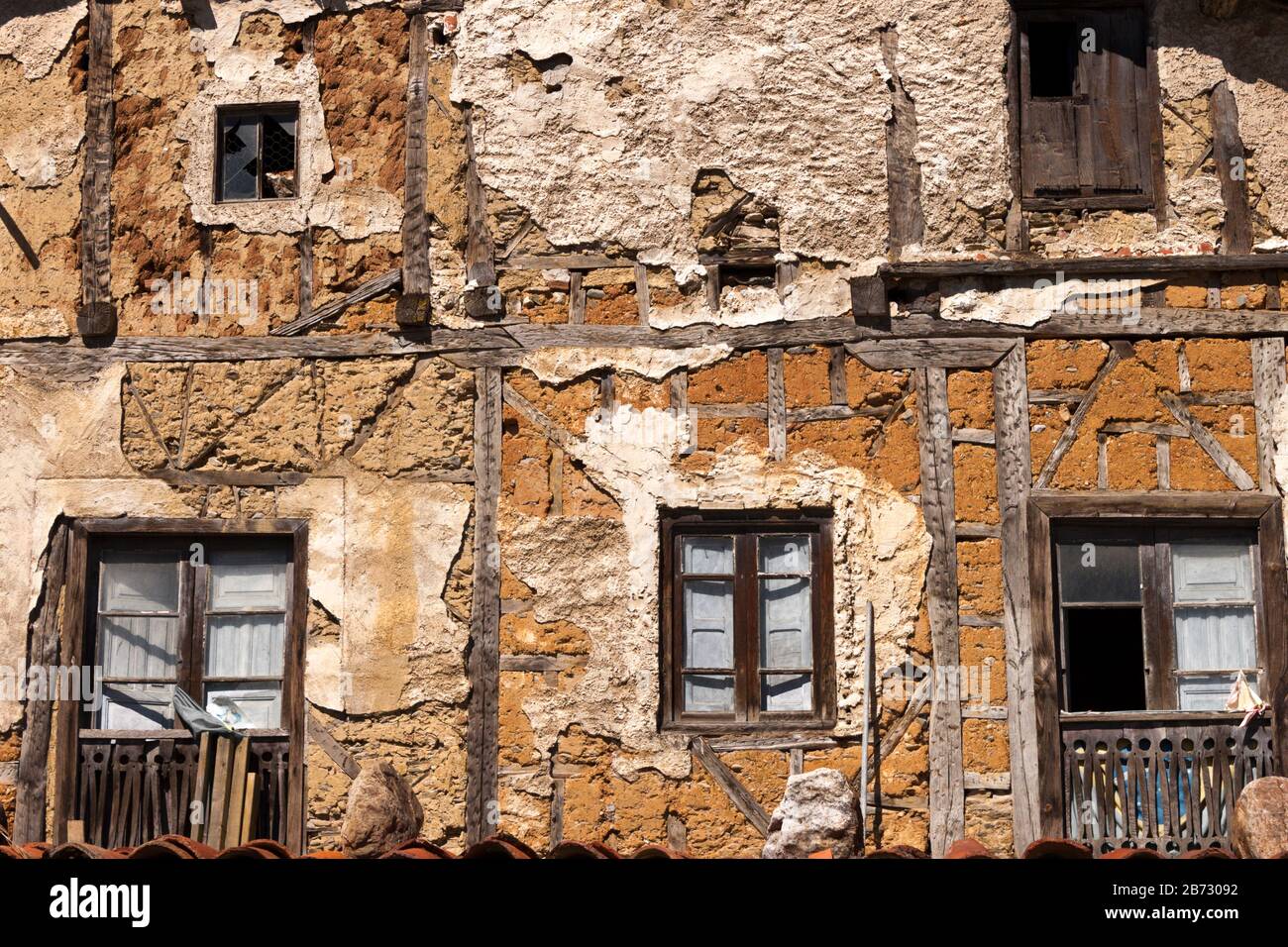 Poutres de maison en ruine Banque de photographies et d’images à haute ...