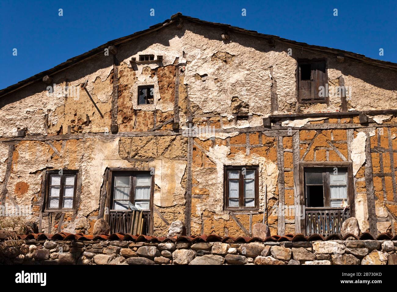 Vieille maison en ruine et façade en bois d'adobe. Banque D'Images