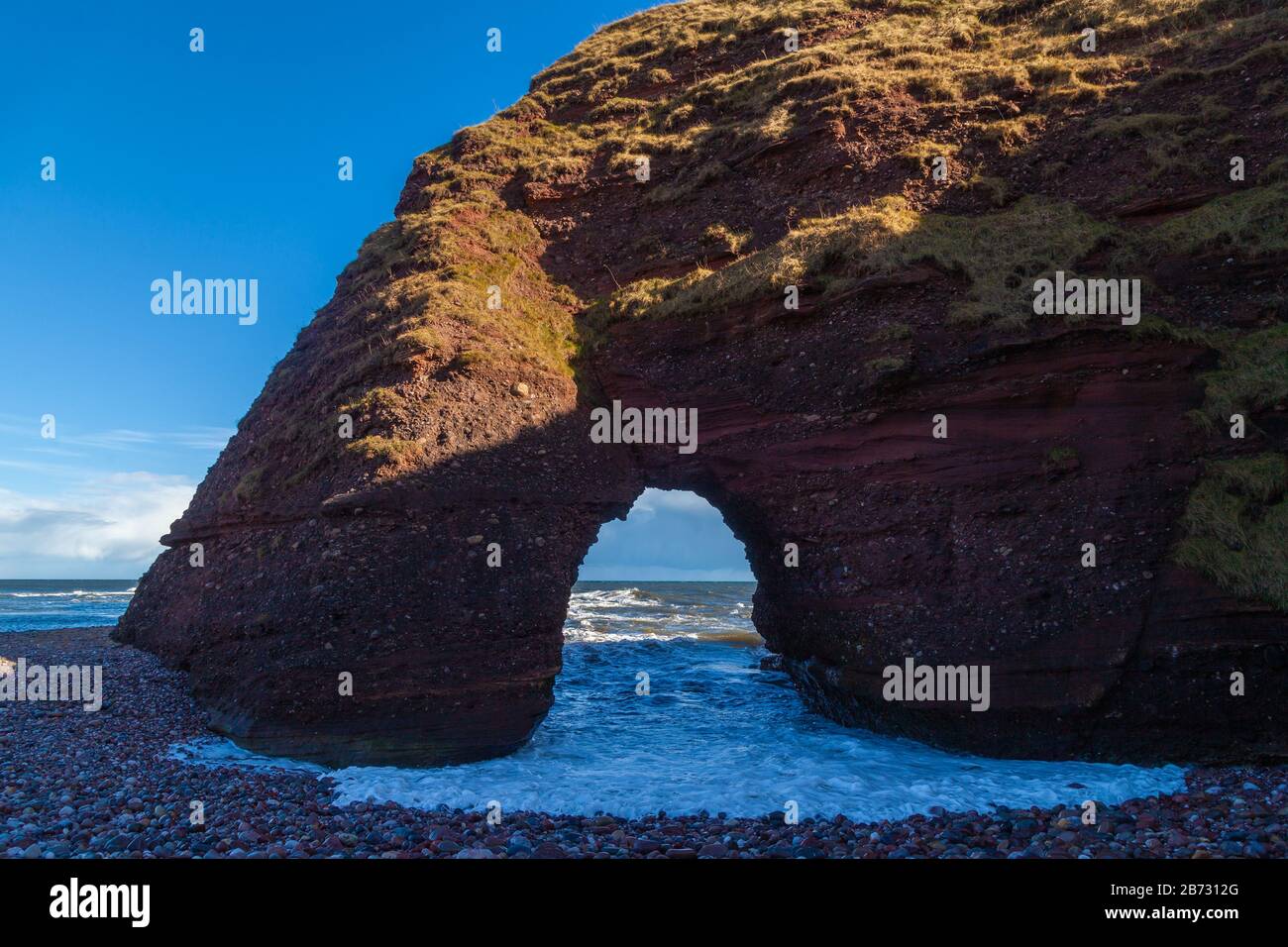 Un arc de mer sur Carlingheugh Bay près d'Arbroath, Angus, Écosse Banque D'Images
