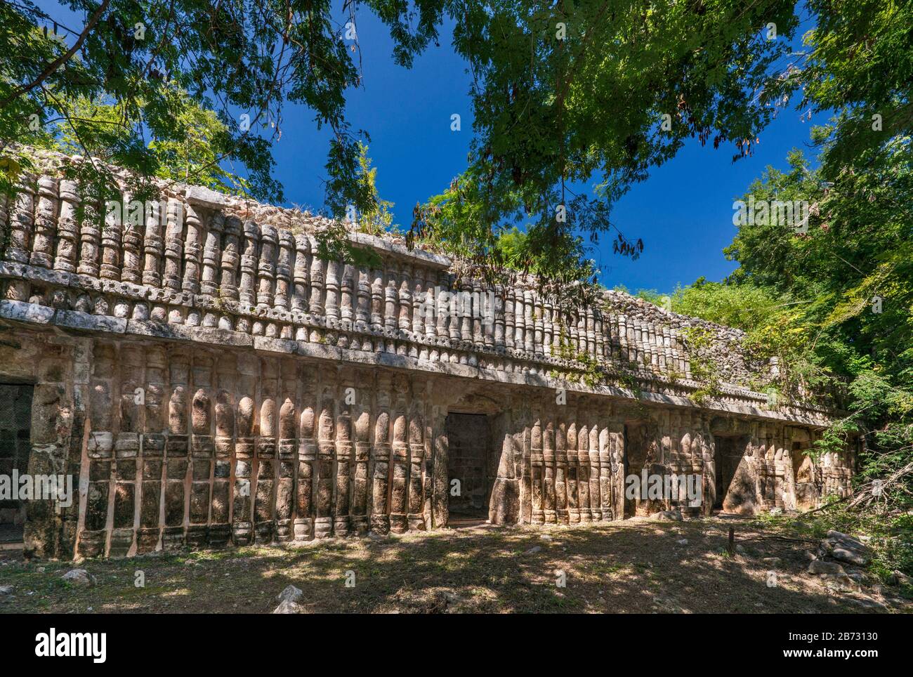 Colonnes décoratives (petites colonnes) à El Palacio sur, ruines mayas au site archéologique de Sayil, Ruta Puuc, État du Yucatan, Mexique Banque D'Images