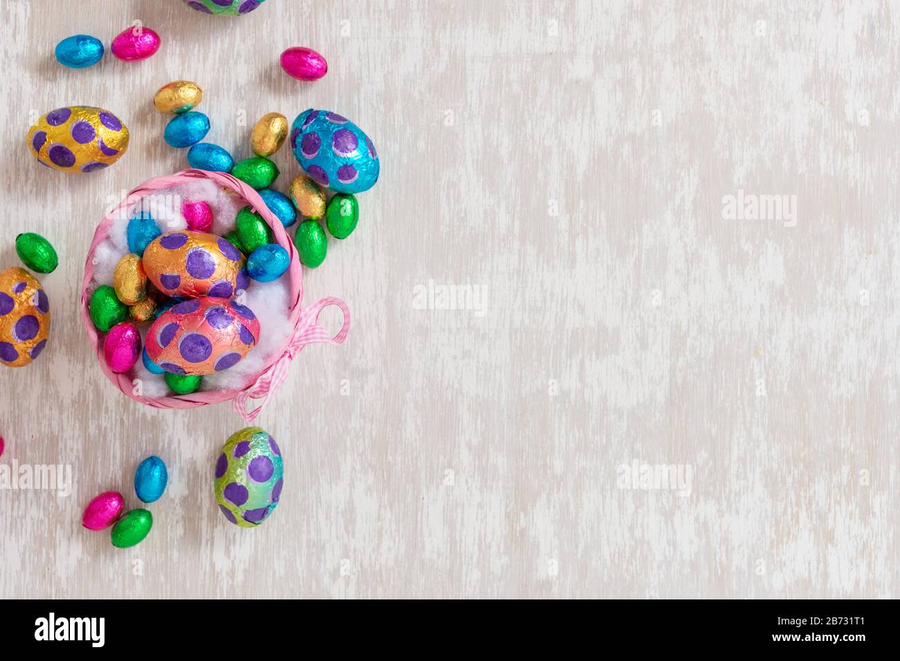 Les œufs de Pâques pondent l'image conceptuelle des vacances plates avec un espace de copie pour le texte. Banque D'Images