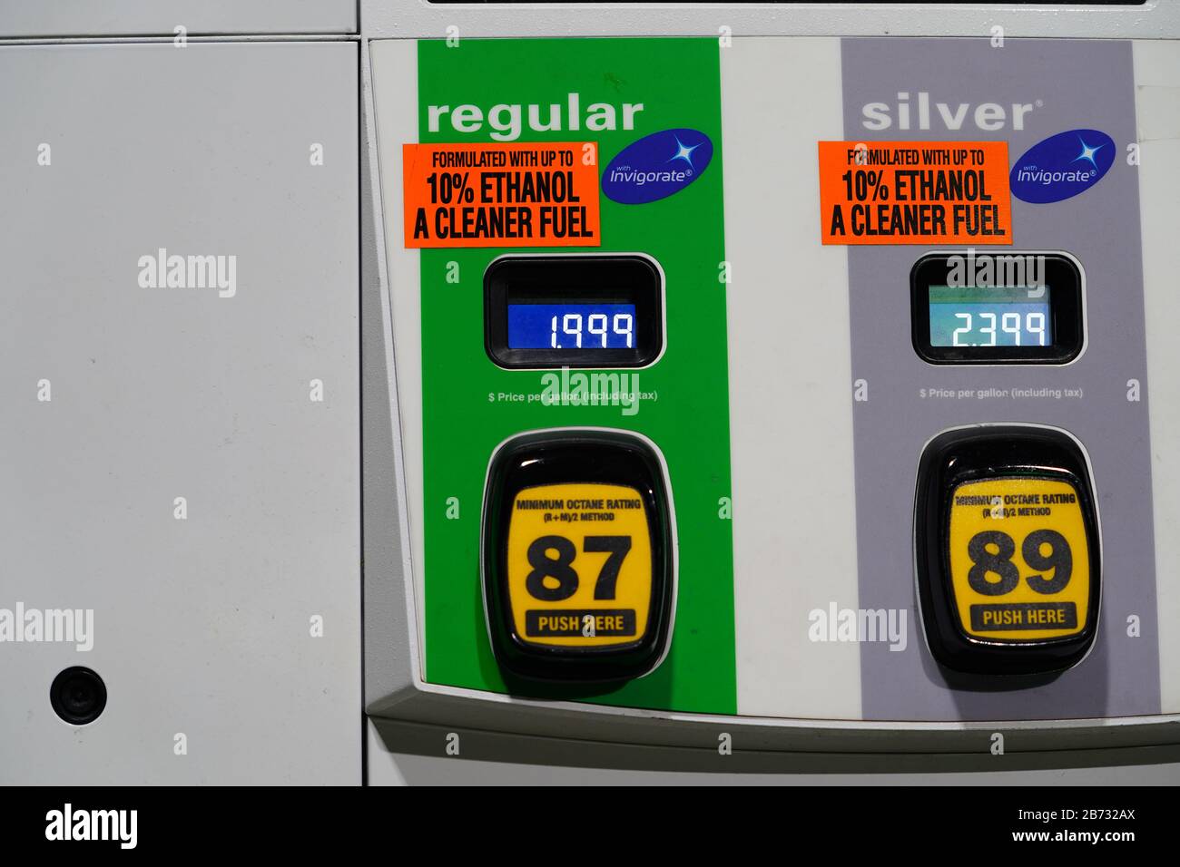 Les stations-service BP, les stations-service de fond du Lac ont des prix  de carburant inférieurs à 2 dollars en raison de la chute de la Bourse  Photo Stock - Alamy