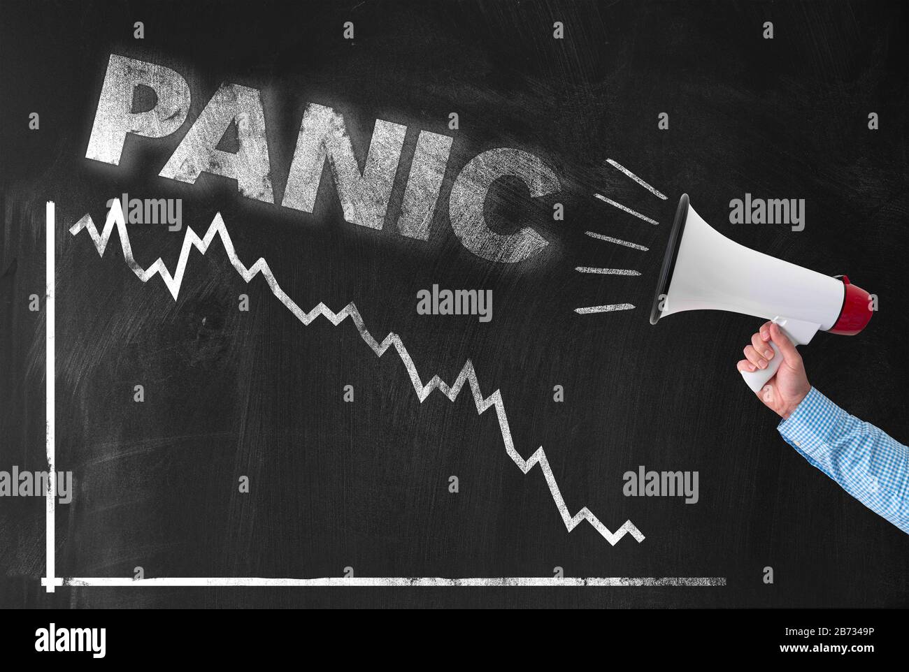Crash et panique au concept de bourse et de marchés financiers, tenant main mégaphone avec mot PANIQUE contre graphique négatif sur tableau noir Banque D'Images