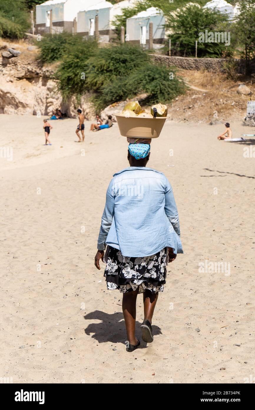 Femme avec noix de coco à Tarafal, Santiago Island, Cabo Verde, Cap Vert, île verte et Volcano Island, Atlantique, Océan Atlantique, style africain Banque D'Images