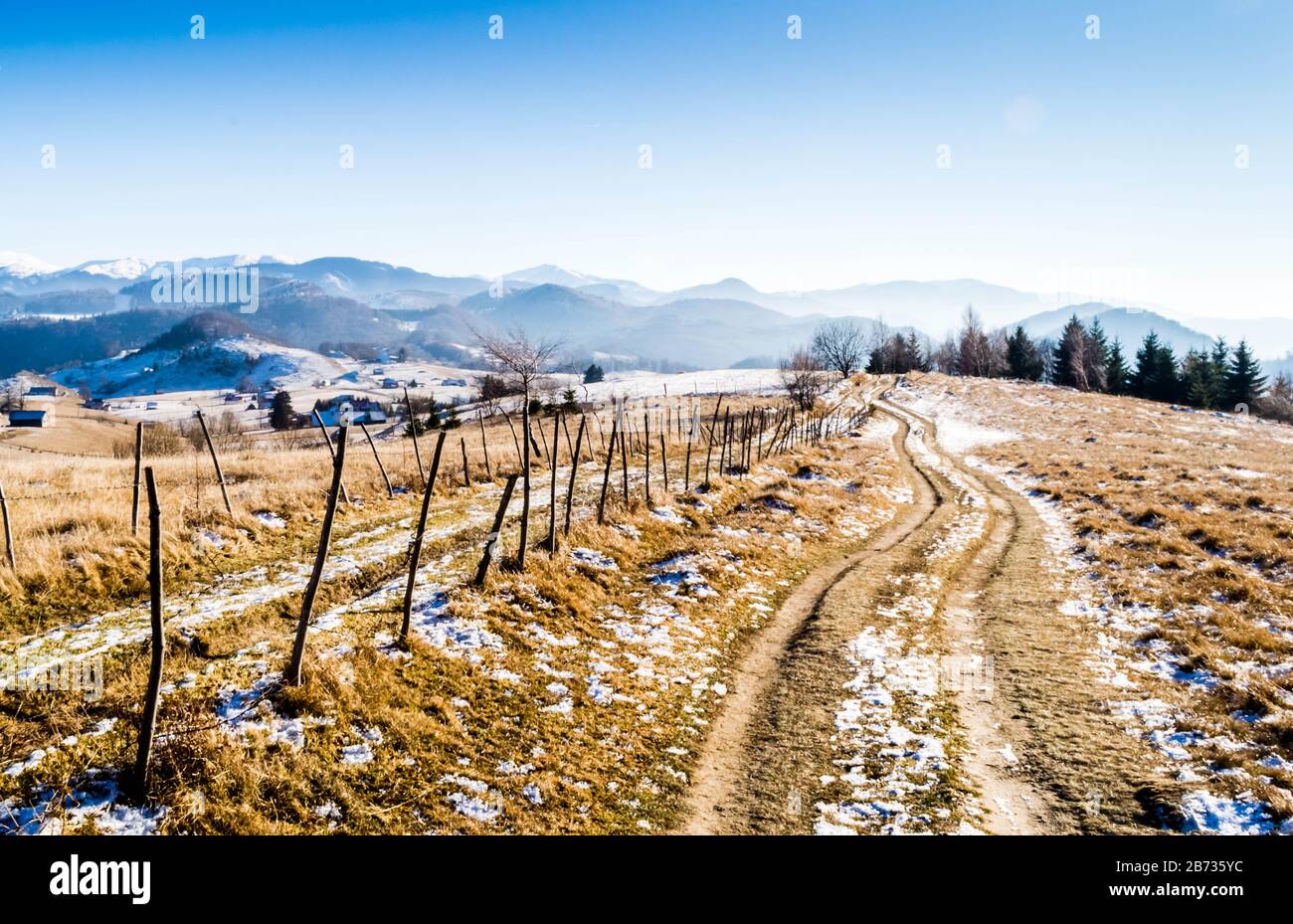 Route poussiéreuse jusqu'au sommet de la montagne Banque D'Images