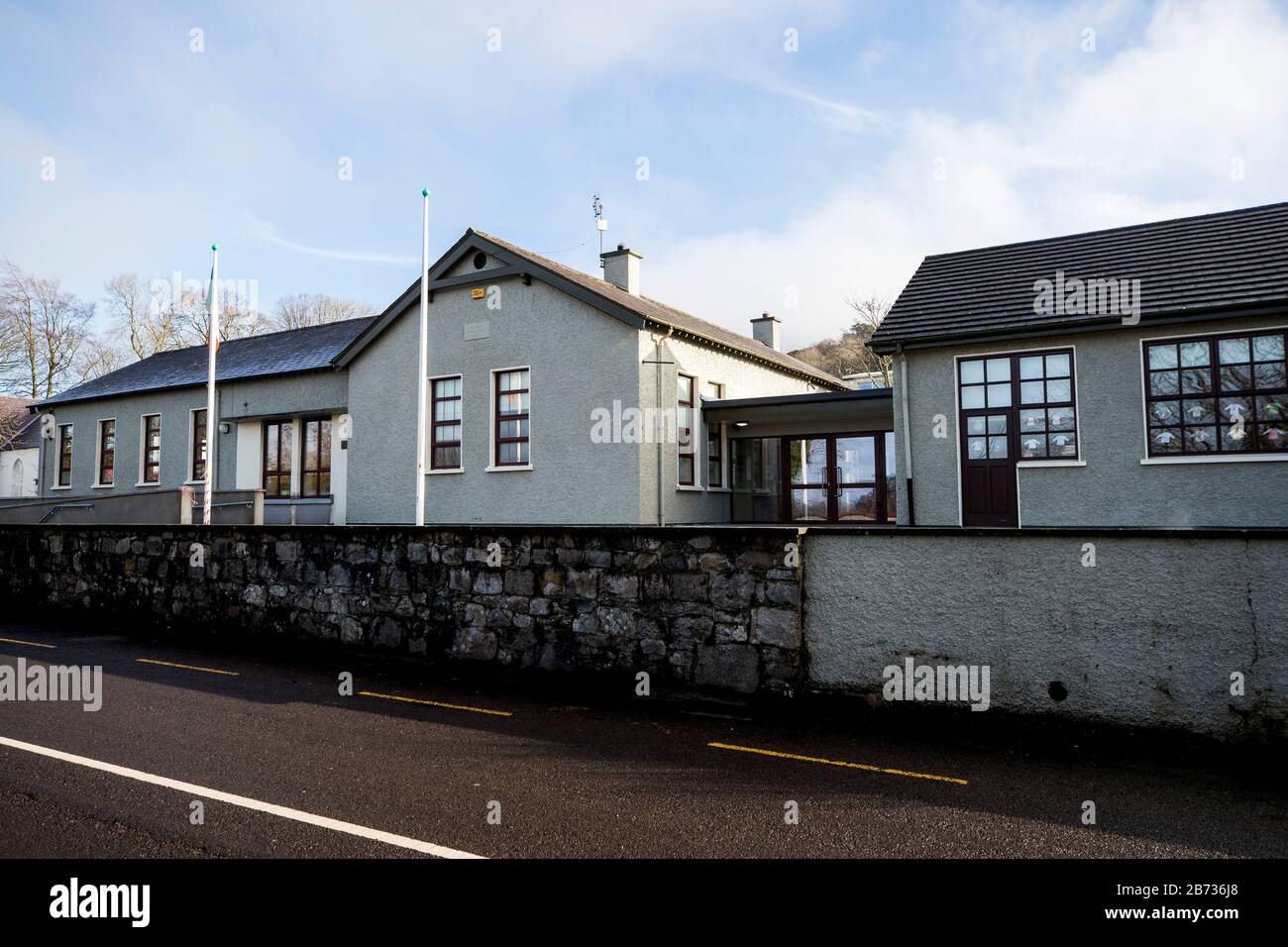 L'école nationale mixte Dularcy de la République d'Irlande, qui se trouve à moins de six kilomètres de la frontière avec l'Irlande du Nord, a fermé ses portes à toutes les autres écoles de la République d'Irlande pour aider à prévenir la propagation du coronavirus. Banque D'Images
